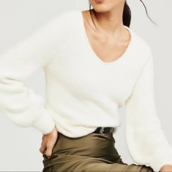 Abercrombie & Fitch Soft Eyelash Furry Scoop Neck Sweater White Cream Sz Medium - Picture 3 of 11